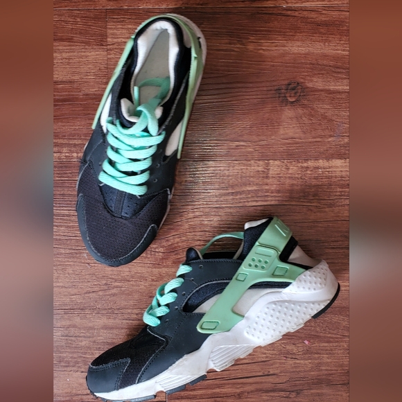 Nike Girls Huarache Black/green glow/pure platinum white 5.5Y/7W/5M - Picture 4 of 10